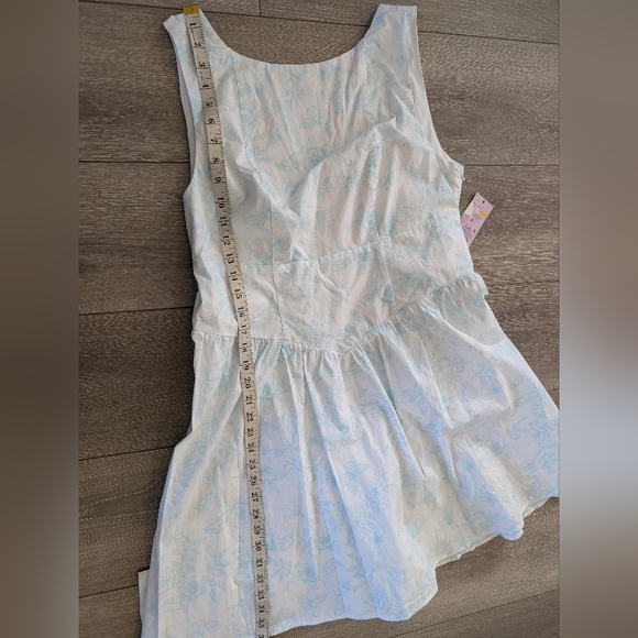 NWT Chic White and Blue Floral  Dress - Picture 6 of 7